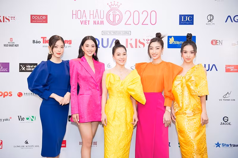 Tiểu Vy, Mỹ Linh cùng “hội chị em” diện váy áo đủ màu dự họp báo bán kết Hoa Hậu Việt Nam ảnh 1