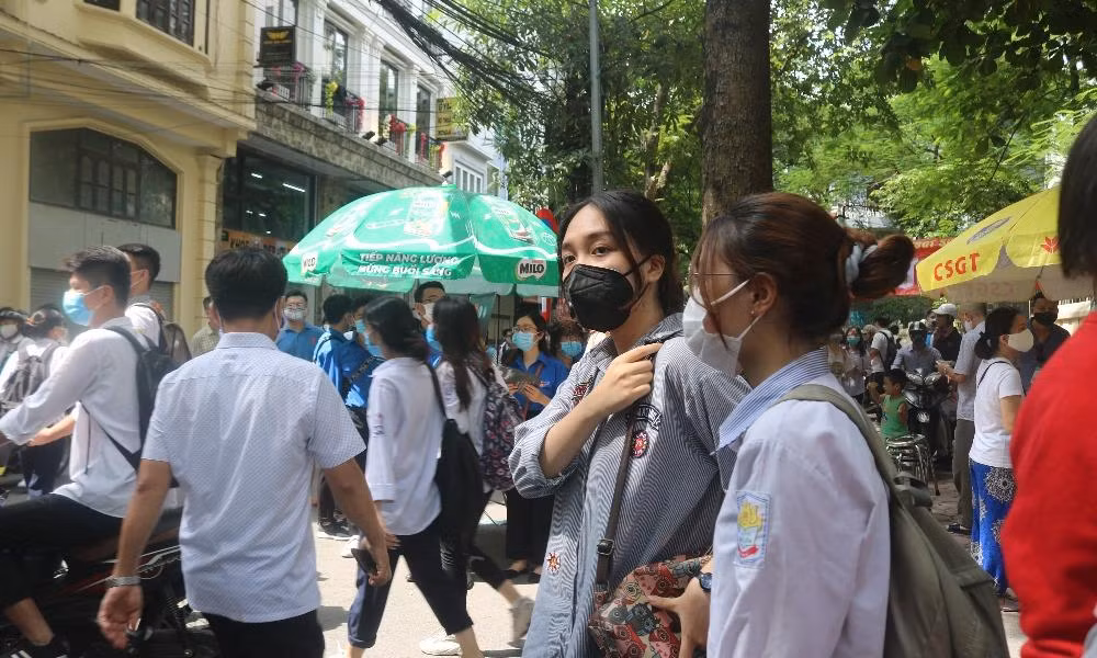 Đôi bạn thân cõng nhau đến lớp trong 10 năm giành điểm số xuất sắc kỳ thi tốt nghiệp THPT ảnh 6