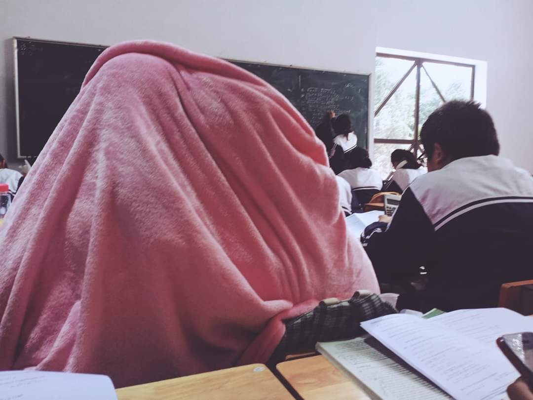 Miền Bắc trời rét đậm dưới 15 độ, học sinh rủ nhau mang chăn đến trường giữ ấm ảnh 6