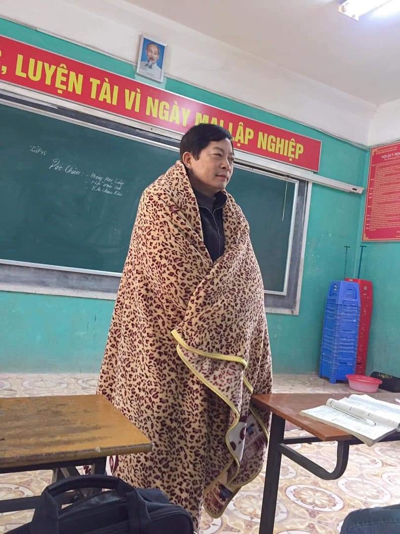 Miền Bắc trời rét đậm dưới 15 độ, học sinh rủ nhau mang chăn đến trường giữ ấm ảnh 5