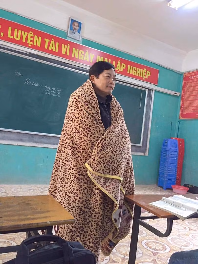Miền Bắc trời rét đậm dưới 15 độ, học sinh rủ nhau mang chăn đến trường giữ ấm ảnh 5