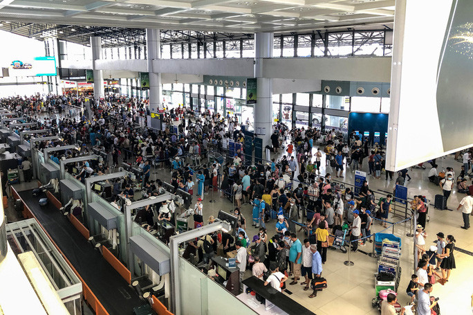 Rất đông người xếp hàng ở nhà ga T1 để làm thủ tục - Ảnh: Báo Người lao động Du lịch mùa cao điểm, cần chuẩn bị gì trước “biển người” ở sân bay và các điểm vui chơi? ảnh 3
