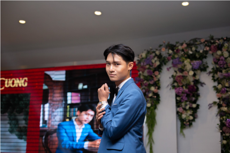 Đại sứ Zone 3 - Quách Mạnh Cường “đốn tim” khán giả trong trang phục dạ hội lịch lãm. Mãn nhãn với Fiesta A Cielo: Đêm hội bùng nổ tài - sắc của học sinh Chuyên Sư Phạm ảnh 4