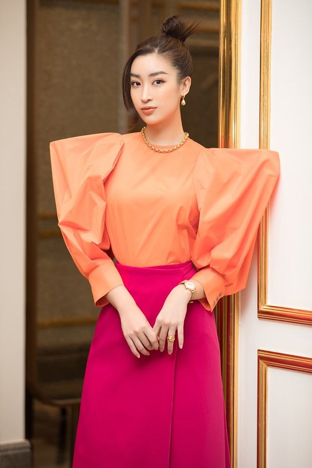 Tiểu Vy, Mỹ Linh cùng “hội chị em” diện váy áo đủ màu dự họp báo bán kết Hoa Hậu Việt Nam ảnh 3