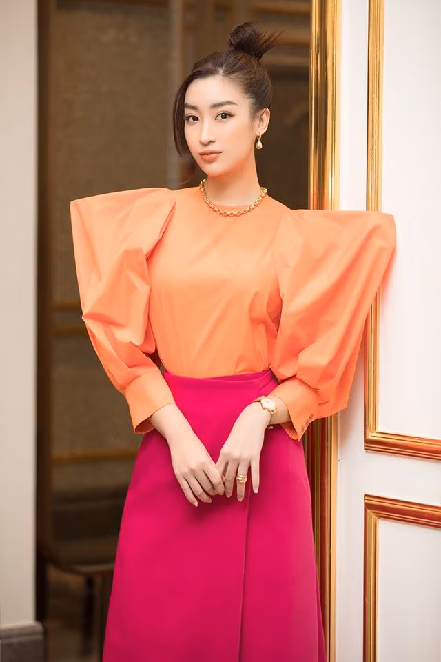 Tiểu Vy, Mỹ Linh cùng “hội chị em” diện váy áo đủ màu dự họp báo bán kết Hoa Hậu Việt Nam ảnh 3
