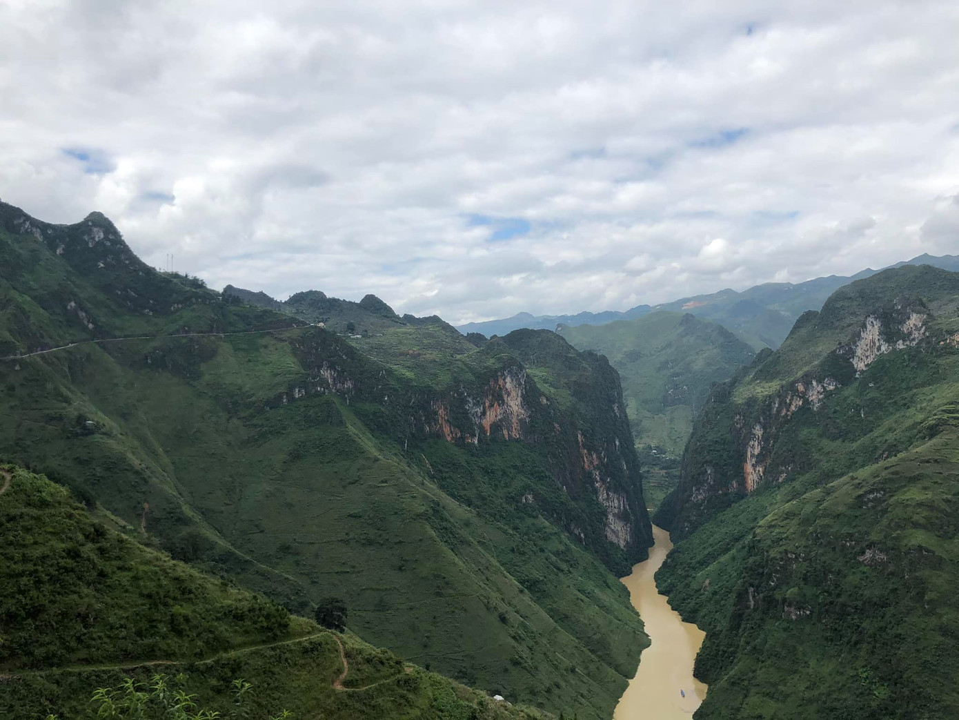 Khung cảnh thiên nhiên nhìn từ Panorama Mã Pì Lèng. (Ảnh: Ngoc Anh Nguyen) Tại sao diện mạo mới của Panorama Mã Pí Lèng (Hà Giang) khiến dân mạng tranh cãi gay gắt? ảnh 3
