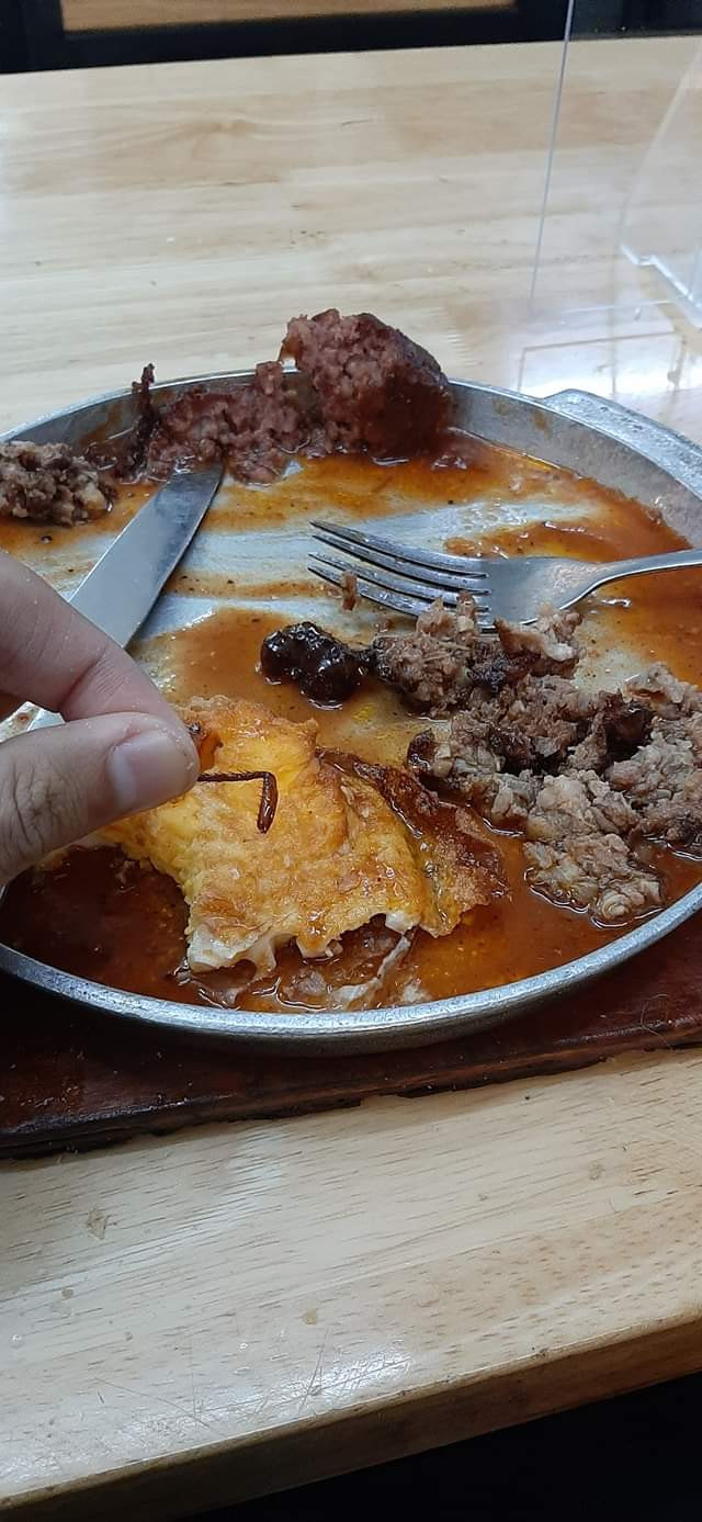 “Bóc phốt” bánh mỳ chảo có gián, khách hàng bị nhân viên nghi ngờ tự nhặt gián bỏ vào đồ ăn ảnh 1