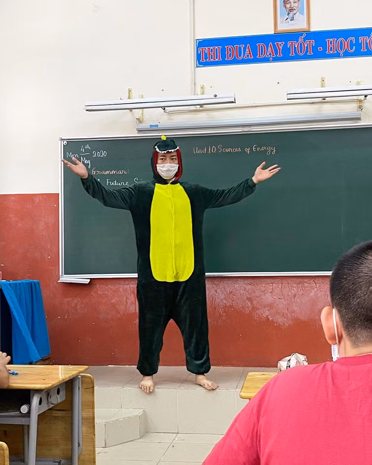 Thầy giáo điển trai mở lớp học tiếng Anh trên TikTok, video nào cũng nhận nghìn tim! ảnh 5