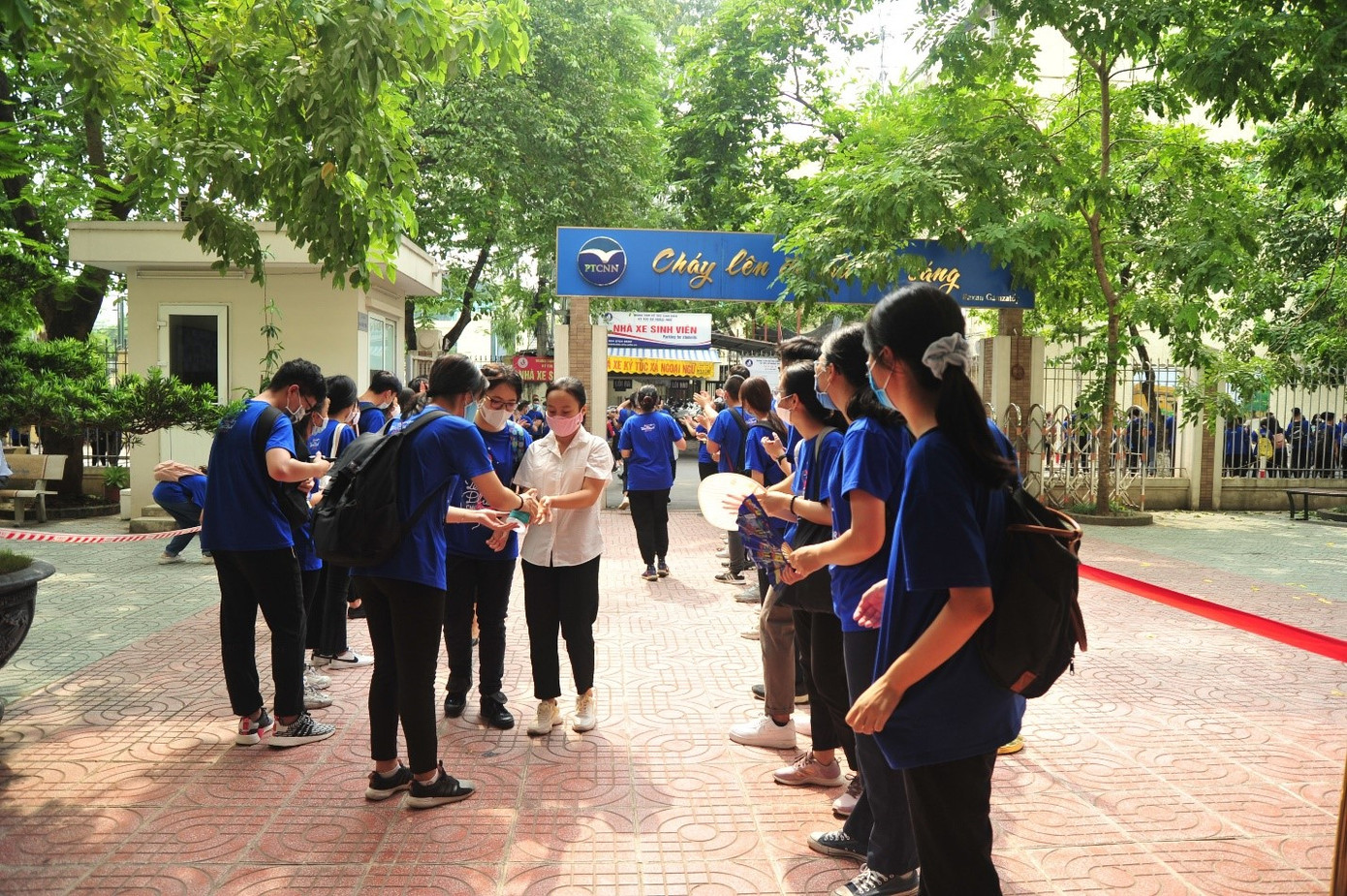 Học sinh hào hứng trở lại trường, nước rửa tay và khẩu trang là vật dụng không thể thiếu ảnh 6