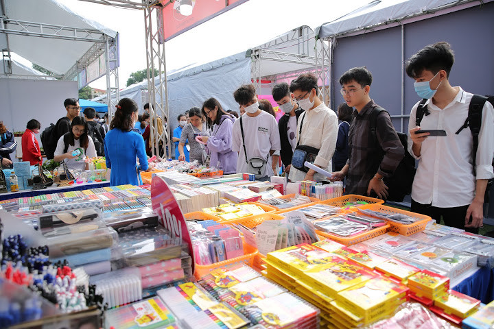 Giới trẻ Hà Nội hào hứng “tạm biệt” tiền mặt tại lễ hội mua sắm - giải trí Sóng Festival ảnh 6