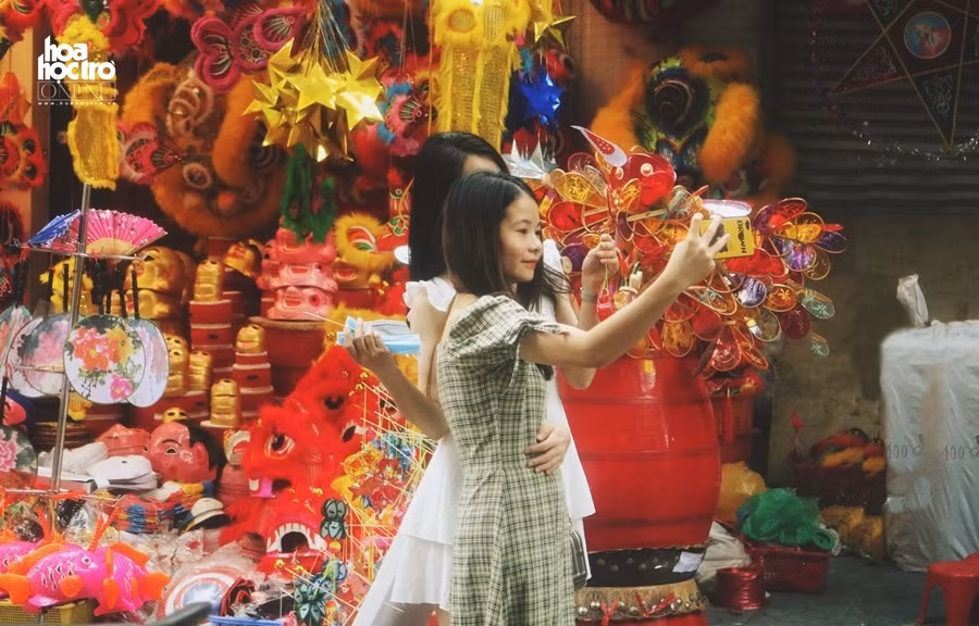 Trung Thu này muốn chụp ảnh trên phố Hàng Mã, teen sẽ mất phí 50.000 đồng/ lần? ảnh 4