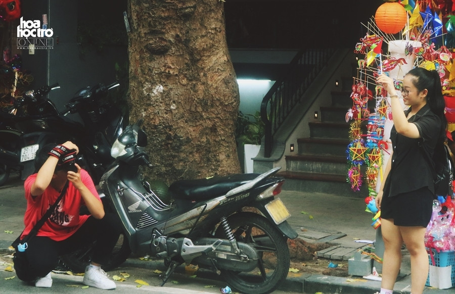 Trung Thu này muốn chụp ảnh trên phố Hàng Mã, teen sẽ mất phí 50.000 đồng/ lần? ảnh 1
