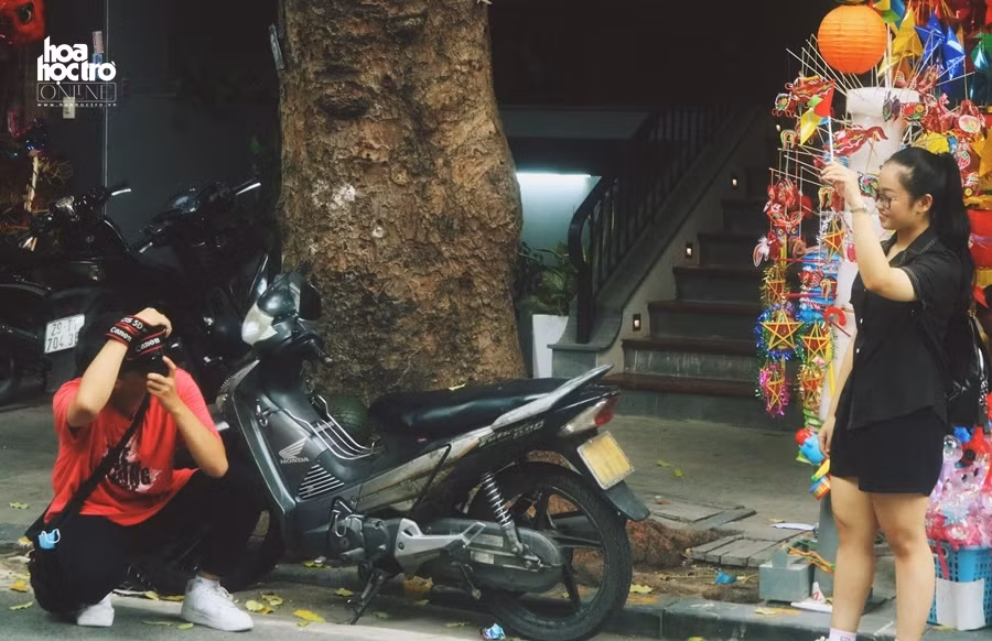 Trung Thu này muốn chụp ảnh trên phố Hàng Mã, teen sẽ mất phí 50.000 đồng/ lần? ảnh 1