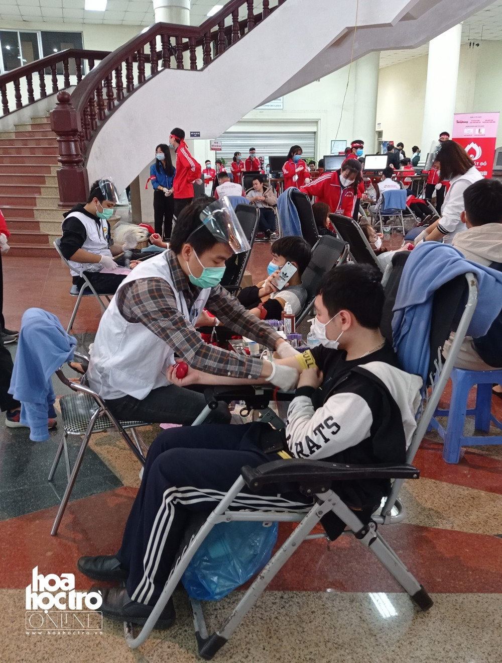 Sinh viên Hà Nội hào hứng tham gia hiến máu trong ngày hội Chủ Nhật Đỏ 2021 ảnh 8