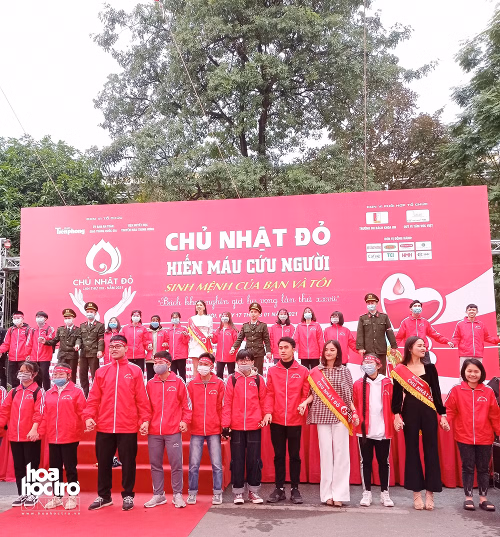 Sinh viên Hà Nội hào hứng tham gia hiến máu trong ngày hội Chủ Nhật Đỏ 2021 ảnh 12