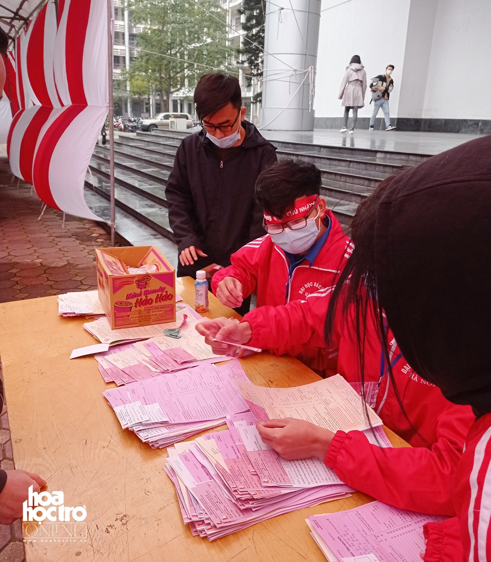 Sinh viên Hà Nội hào hứng tham gia hiến máu trong ngày hội Chủ Nhật Đỏ 2021 ảnh 3