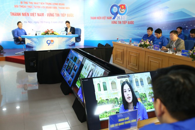 Hoa hậu Tiểu Vy xinh xắn trong màu áo Đoàn thanh niên, đặt câu hỏi cho Ban Bí thư TƯ Đoàn ảnh 1