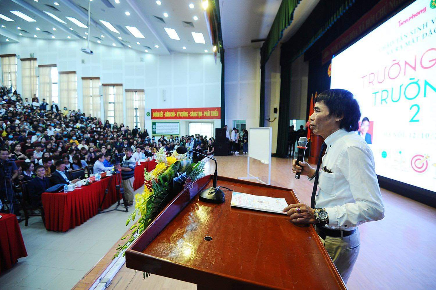 Hàng nghìn sinh viên háo hức tham dự lễ ra mắt sách “Trường học hay Trường đời 2“ ảnh 2