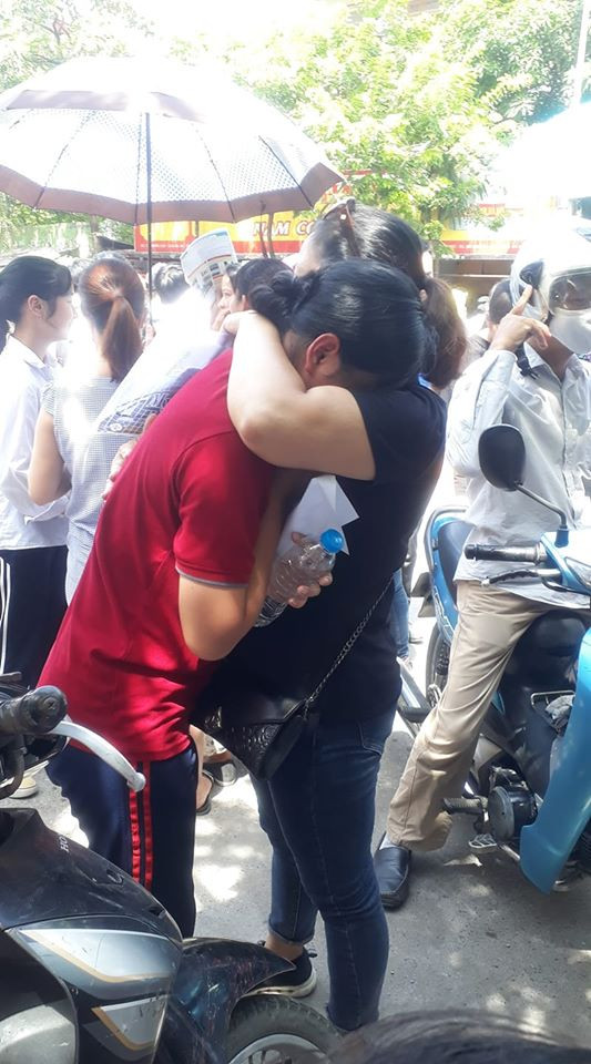 Những khoảnh khắc đẹp của kỳ thi vào lớp 10: Sĩ tử đừng lo, mọi người đều sẽ tiếp sức! ảnh 4