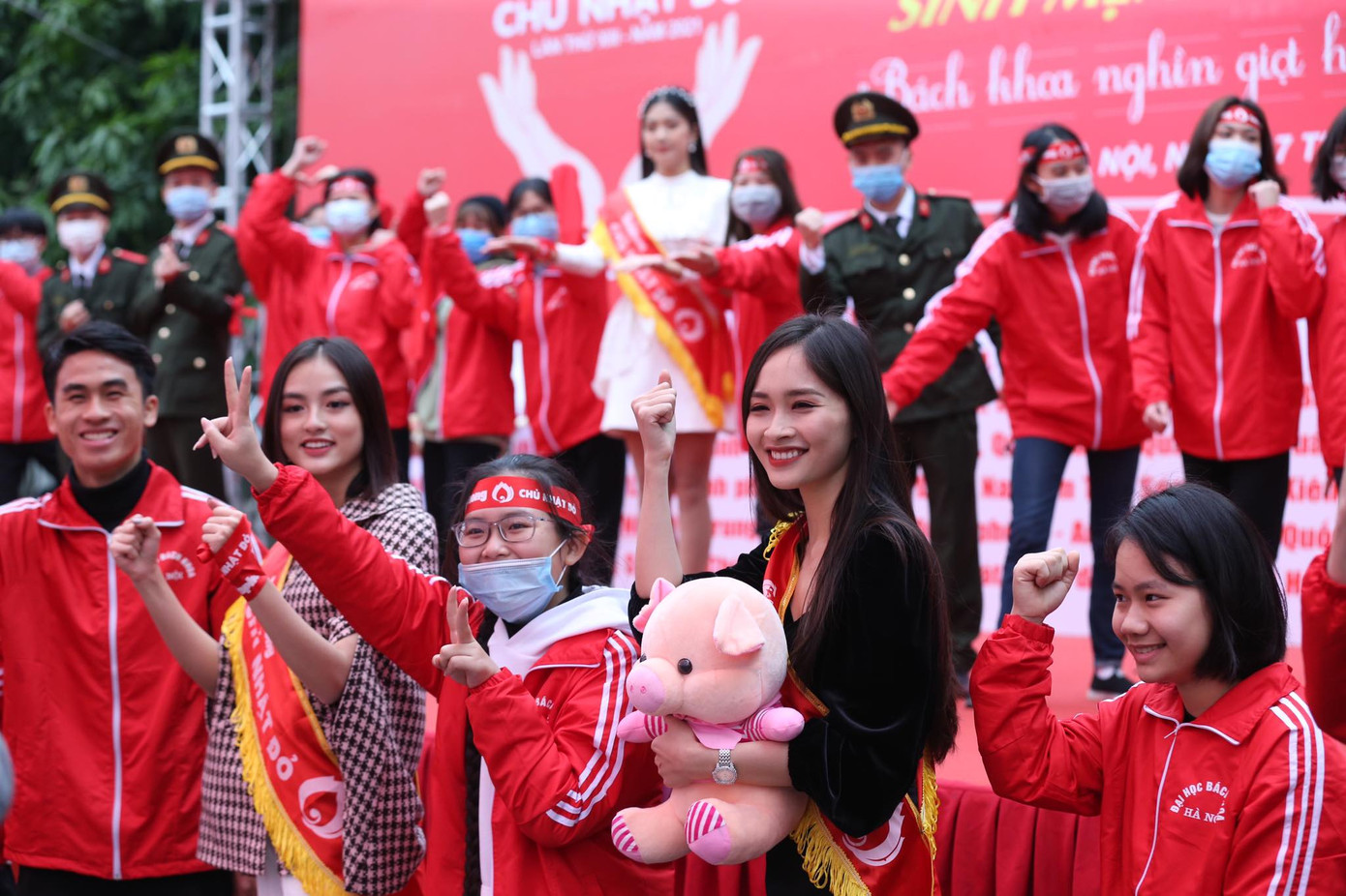 Sinh viên Hà Nội hào hứng tham gia hiến máu trong ngày hội Chủ Nhật Đỏ 2021 ảnh 10