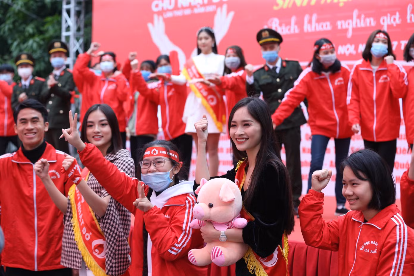 Sinh viên Hà Nội hào hứng tham gia hiến máu trong ngày hội Chủ Nhật Đỏ 2021 ảnh 10