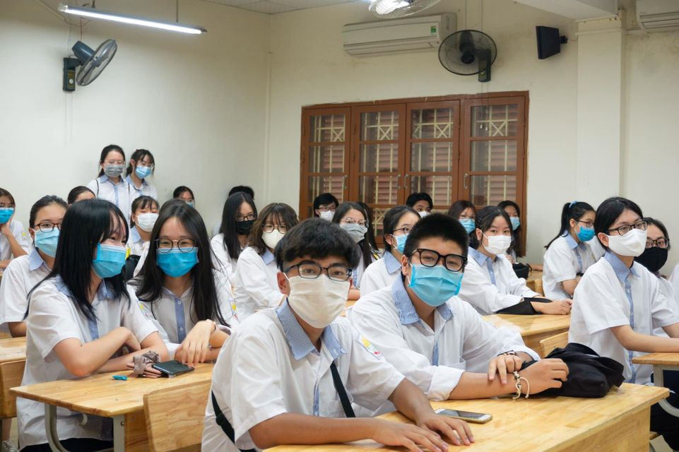 Học sinh hào hứng trở lại trường, nước rửa tay và khẩu trang là vật dụng không thể thiếu ảnh 4