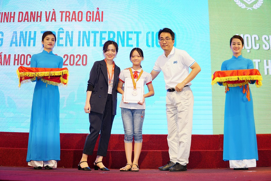 Lễ trao giải cuộc thi IOE lần thứ 10: Hàng trăm học sinh tài năng háo hức nhận phần thưởng ảnh 1