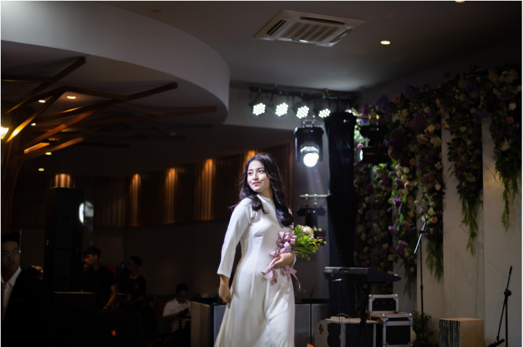 Đại sứ Nguyễn Khánh Linh (Zone 4) với tà áo dài trắng duyên dáng, giản dị. Mãn nhãn với Fiesta A Cielo: Đêm hội bùng nổ tài - sắc của học sinh Chuyên Sư Phạm ảnh 3