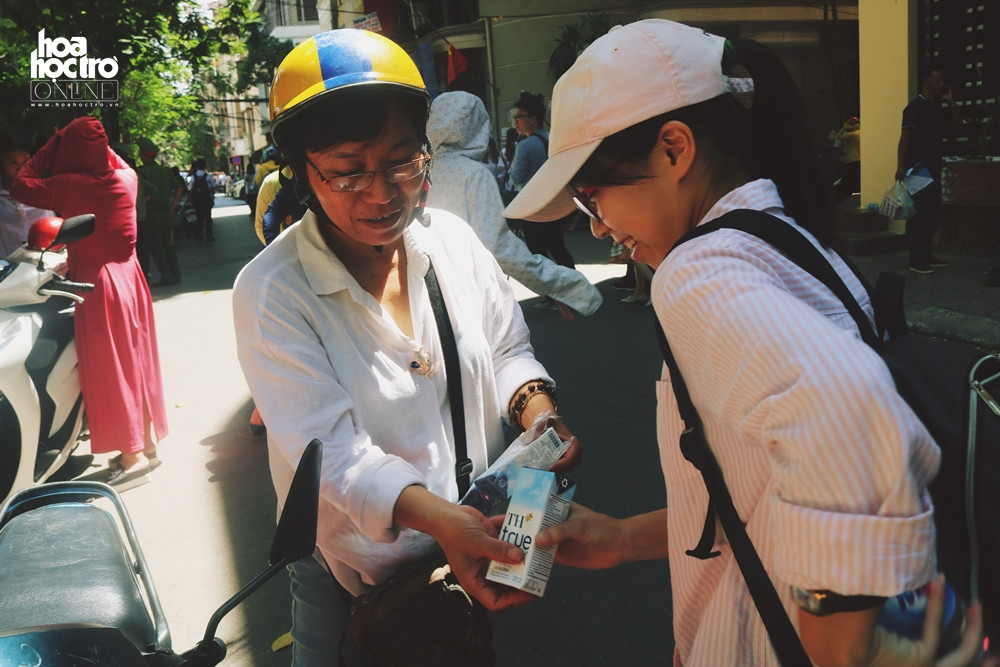 Những khoảnh khắc đẹp của kỳ thi vào lớp 10: Sĩ tử đừng lo, mọi người đều sẽ tiếp sức! ảnh 3