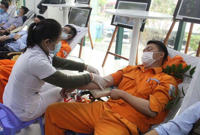 Các "chiến sĩ áo cam" của Tổng công ty Điện lực miền Trung tham gia hiến máu. Xúc động trước những khoảnh khắc hiến máu cứu người trong hành trình Chủ Nhật Đỏ 2021 ảnh 5