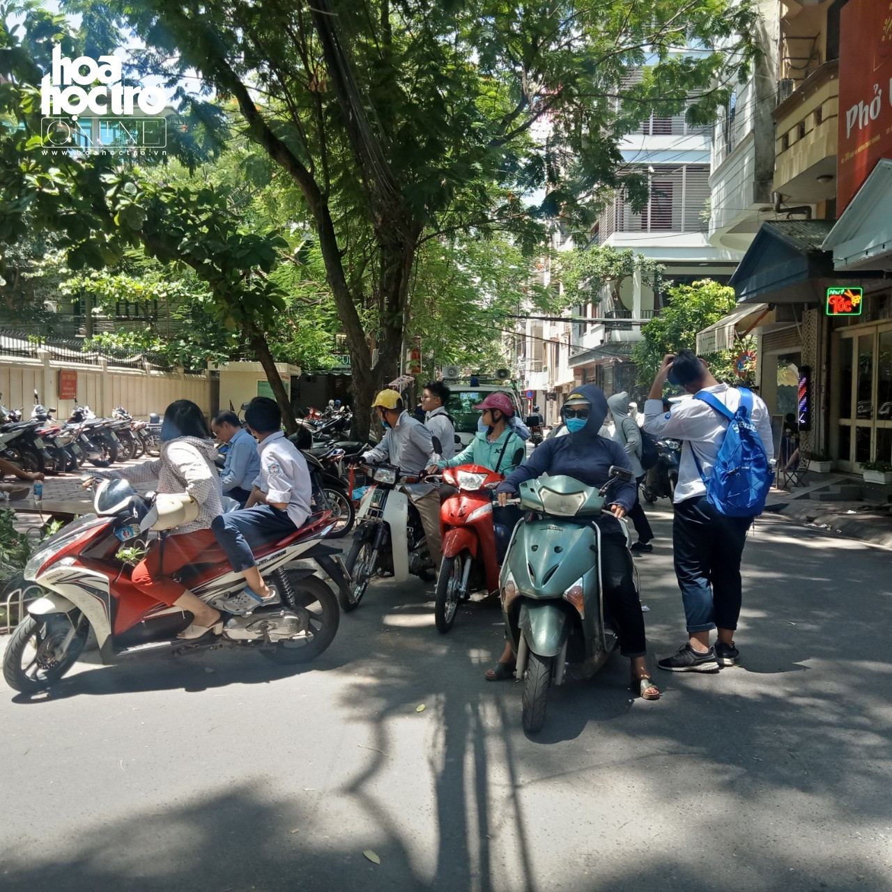 Loạt ảnh đến trường thi mới hiểu lòng cha mẹ: Đợi con thi vào lớp 10 dưới nắng nóng 38 độ ảnh 2