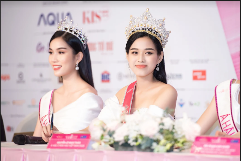 Đỗ Thị Hà trong buổi họp báo đăng quang. Cộng đồng mạng ngạc nhiên trước điểm thi Đại học của tân Hoa Hậu Đỗ Thị Hà ảnh 1
