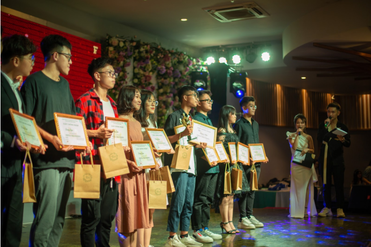 Các trưởng zone lên nhận quà từ BTC. Mãn nhãn với Fiesta A Cielo: Đêm hội bùng nổ tài - sắc của học sinh Chuyên Sư Phạm ảnh 10