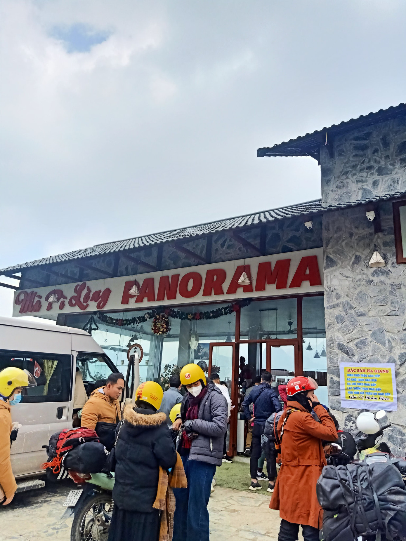Từ khi mở cửa trở lại, Panorama Mã Pì Lèng luôn đông người qua lại. Tại sao diện mạo mới của Panorama Mã Pí Lèng (Hà Giang) khiến dân mạng tranh cãi gay gắt? ảnh 5