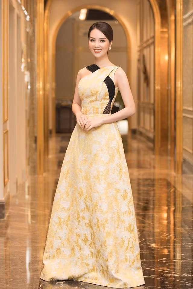 Tiểu Vy, Mỹ Linh cùng “hội chị em” diện váy áo đủ màu dự họp báo bán kết Hoa Hậu Việt Nam ảnh 4