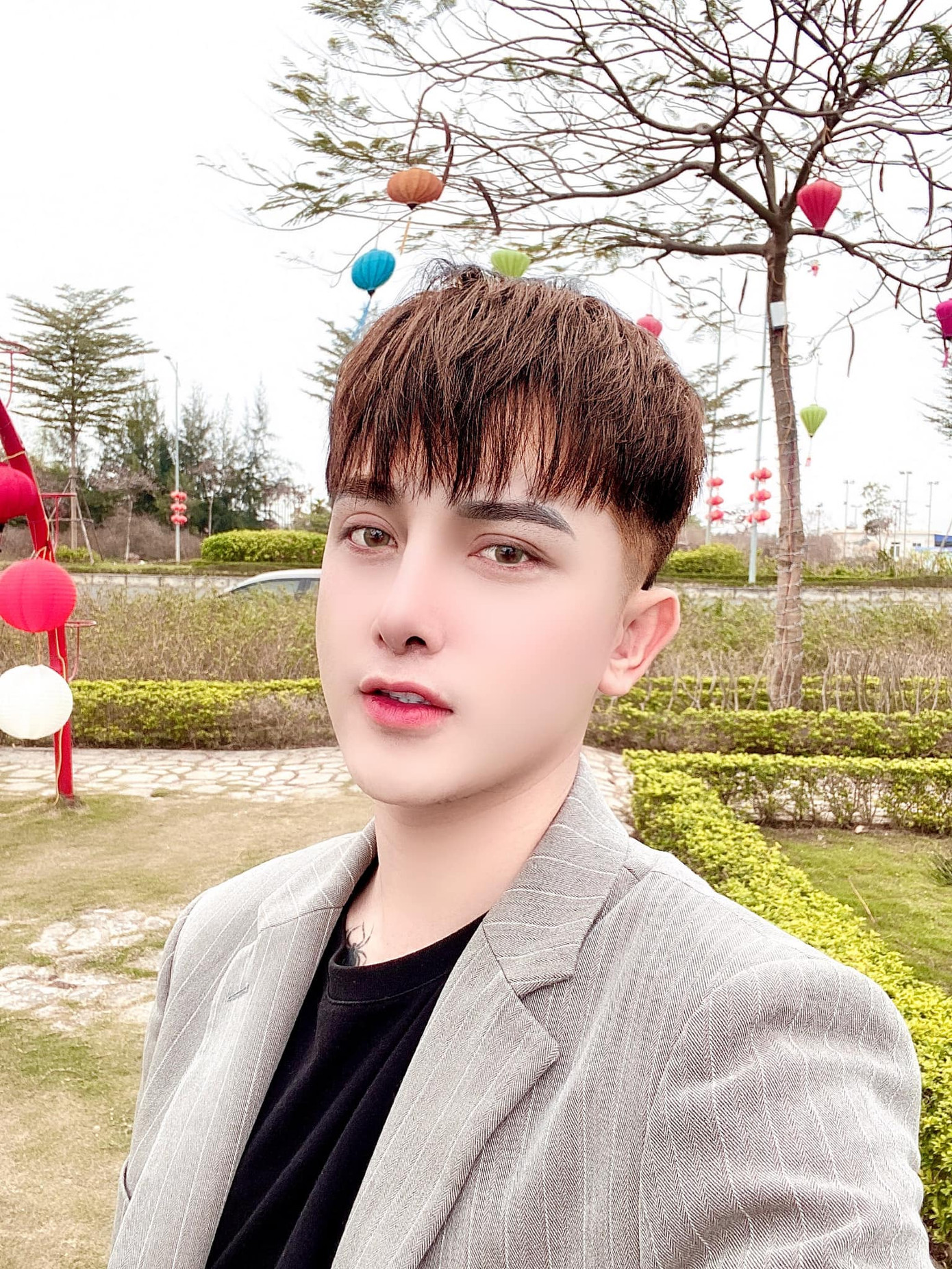 Khoe quá trình “lột xác”, chàng trai gây sốc khi lấy ảnh tội phạm làm ảnh chưa phẫu thuật ảnh 2