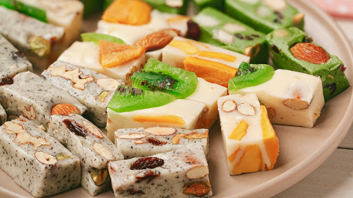 Kẹo Nougat mứt xoài và mứt kiwi, bạn có thể ngâm mứt với nước nếu mứt quá cứng. (Ảnh: Savoury Days) Món ngon ngày Tết: Những viên kẹo Nougat lạ miệng với bánh quy, dừa non và mứt quả khô ảnh 3