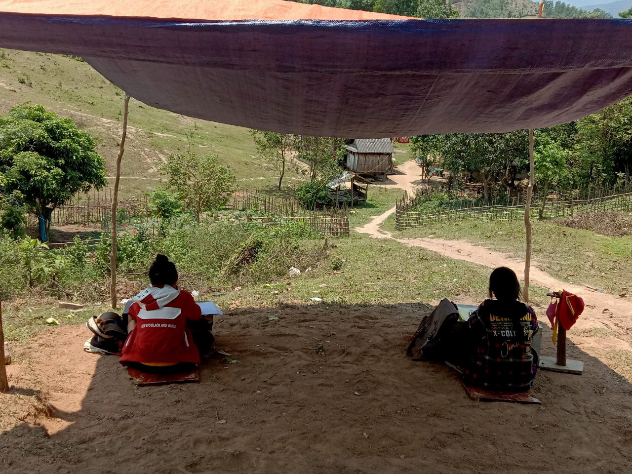 Dù không đủ điều kiện học online, teen miền núi vẫn cố gắng hết sức vượt khó ảnh 2