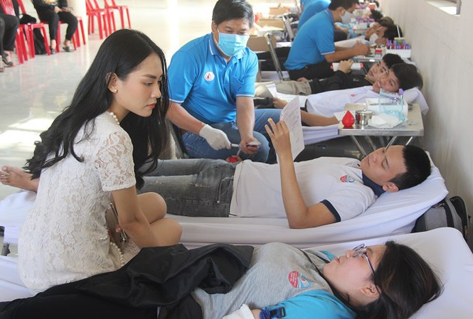 Người đẹp nhân ái Nguyễn Huỳnh Mai Phương tại điểm hiến máu Đồng Nai. Xúc động trước những khoảnh khắc hiến máu cứu người trong hành trình Chủ Nhật Đỏ 2021 ảnh 4