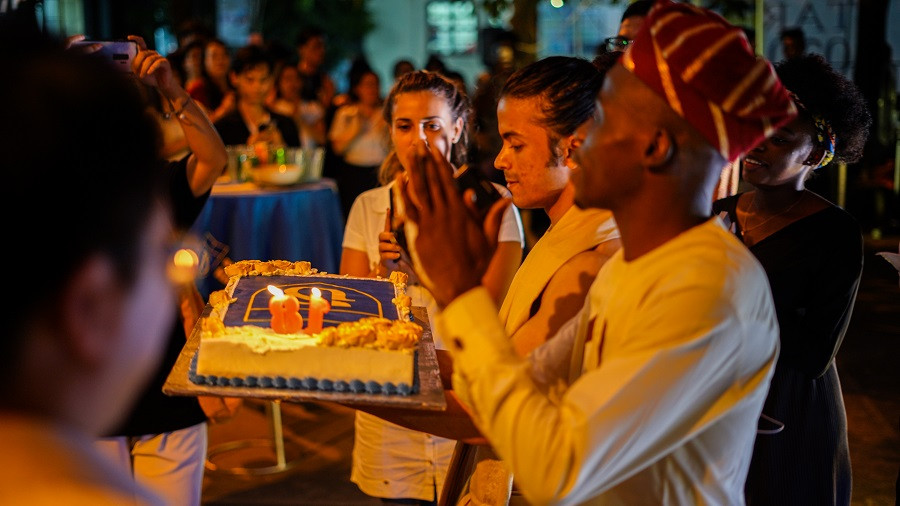 Mừng sinh nhật 18 tuổi của khoa, sinh viên “nhà người ta” có ngay lễ hội văn hóa quốc tế ảnh 5