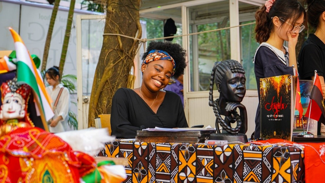 Mừng sinh nhật 18 tuổi của khoa, sinh viên “nhà người ta” có ngay lễ hội văn hóa quốc tế ảnh 2