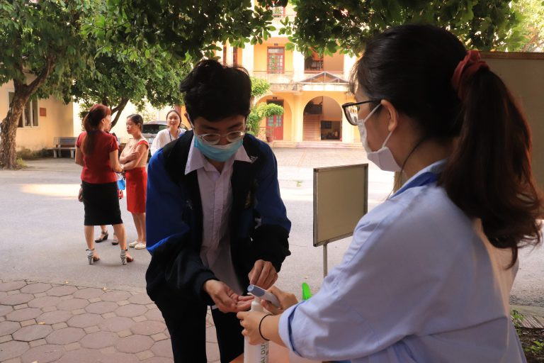 Học sinh hào hứng trở lại trường, nước rửa tay và khẩu trang là vật dụng không thể thiếu ảnh 3