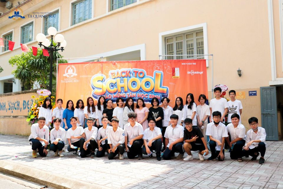 Học sinh hào hứng trở lại trường, nước rửa tay và khẩu trang là vật dụng không thể thiếu ảnh 5