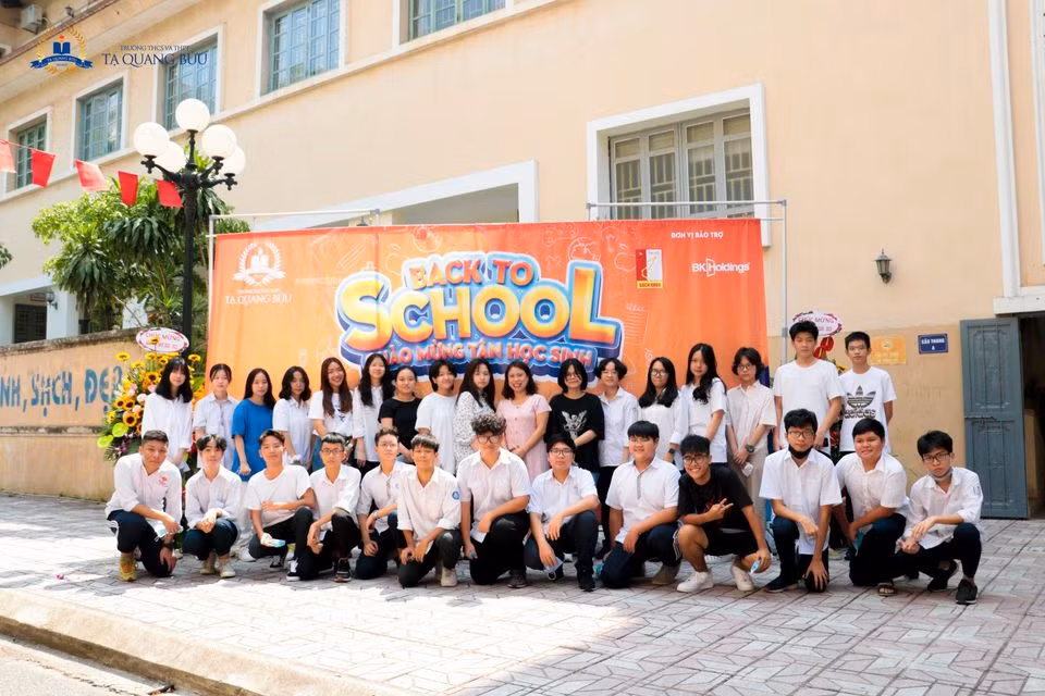 Học sinh hào hứng trở lại trường, nước rửa tay và khẩu trang là vật dụng không thể thiếu ảnh 5