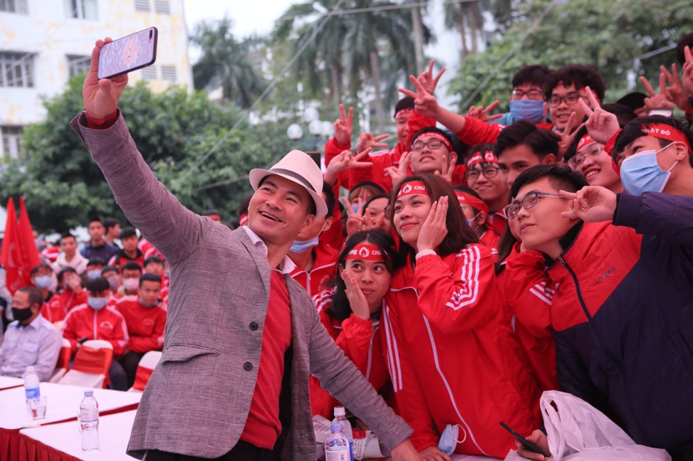 Sinh viên Hà Nội hào hứng tham gia hiến máu trong ngày hội Chủ Nhật Đỏ 2021 ảnh 9