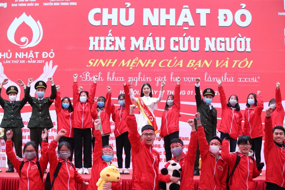 Sinh viên Hà Nội hào hứng tham gia hiến máu trong ngày hội Chủ Nhật Đỏ 2021 ảnh 11