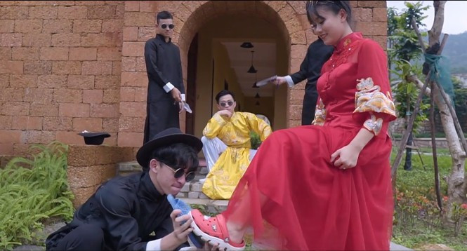 Một cảnh trong MV parody "Anh ơi ở lại" từng nhận "bão" like. (Ảnh chụp màn hình) Chụp kỷ yếu “để đời” đâu phải chuyện “dễ xơi”, nhất định phải có tuyệt chiêu! ảnh 3