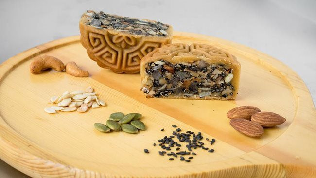 Bánh Trung Thu có lượng calo bằng 5 chiếc đùi gà, nên ăn thế nào để “bảo vệ” cân nặng? ảnh 3