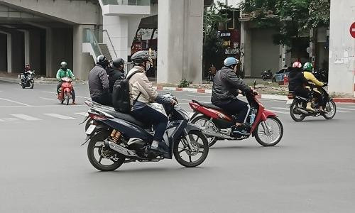 Nhiều học sinh ở Lâm Đồng bị ngộ độc nghi là do trò chơi thổi bong bóng bằng ống hút ảnh 2