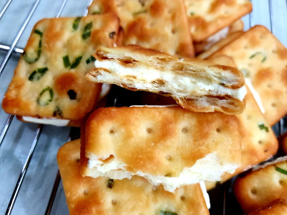 Bánh quy hành kẹp nhân kẹo Nougat. Món ngon ngày Tết: Những viên kẹo Nougat lạ miệng với bánh quy, dừa non và mứt quả khô ảnh 2